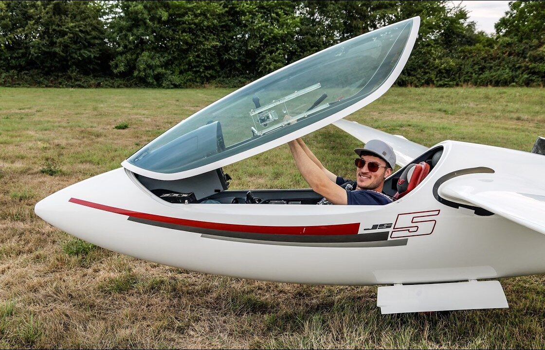 Stefan Langer flies the JS5 Rey for the first time